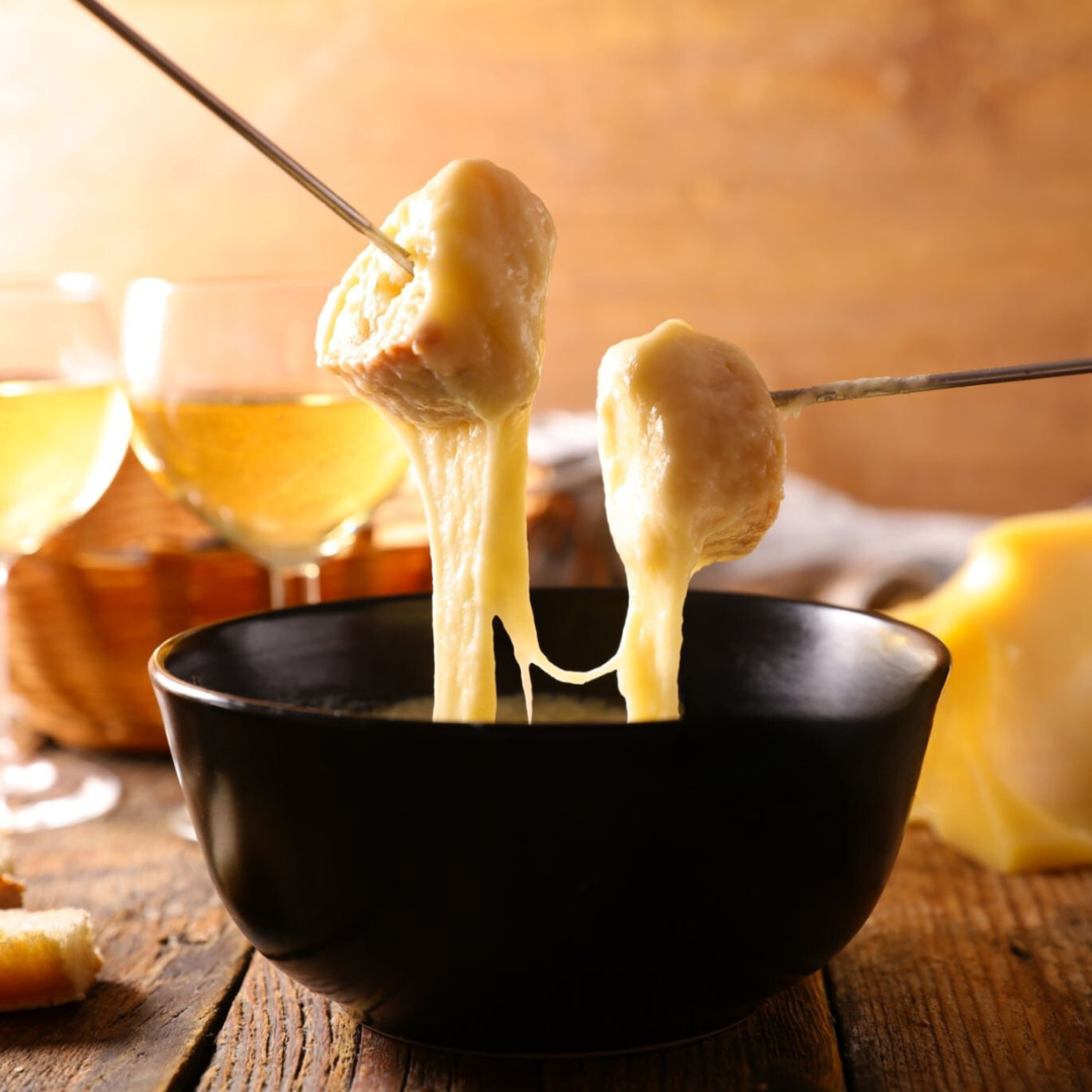 La Fondue Savoyarde ou Suisse : Une Tradition Fromagère